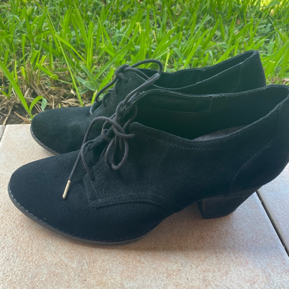 Dr. Scholl’s black suede lace up booties❤️